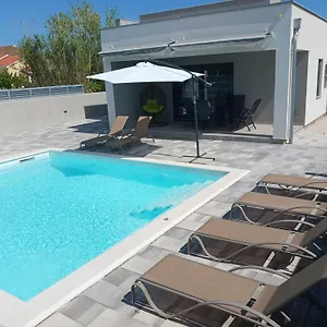House Sara With Heated Pool Privlaka (Zadar)